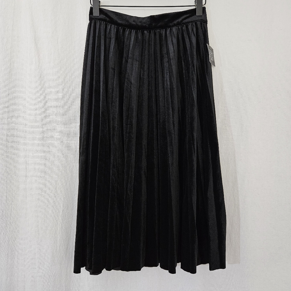 Simply Styled Pleated Midi Skirt in Velvet Black Women’s Size M